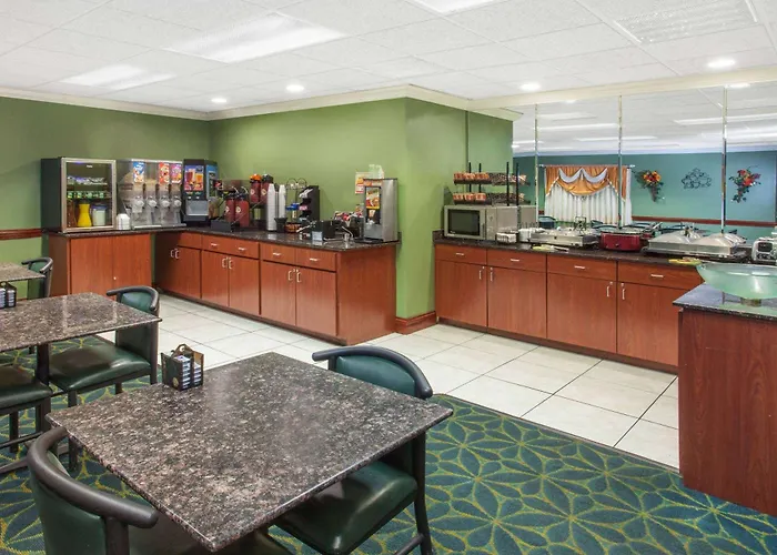 Hotel Baymont By Wyndham Decatur Il North